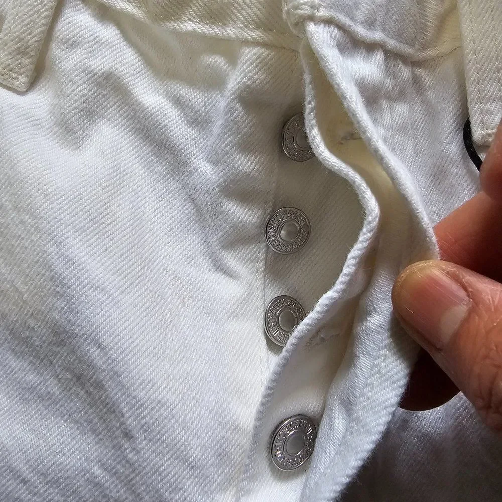NWT LEVI'S PREMUIM WHITE RAW HEM DESTROYED SHORTS SIZE 31 WOMENS